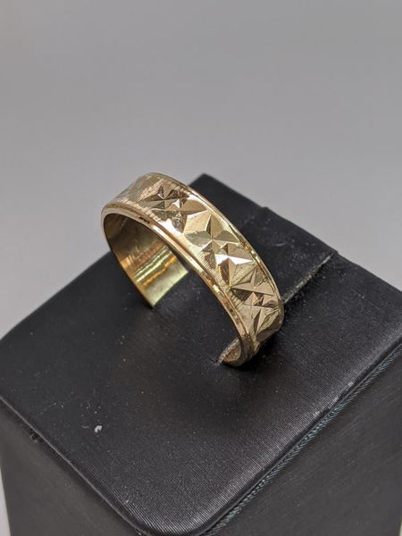 Picture of Men's Etched Yellow Gold Band