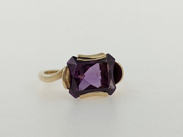 Picture of Color Change Sapphire Sz 7 10kt